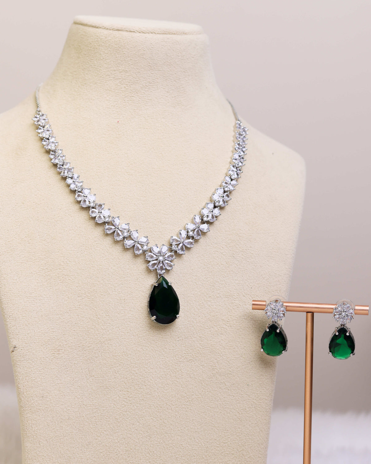 Emerald Glow by suwarnikaa jewels